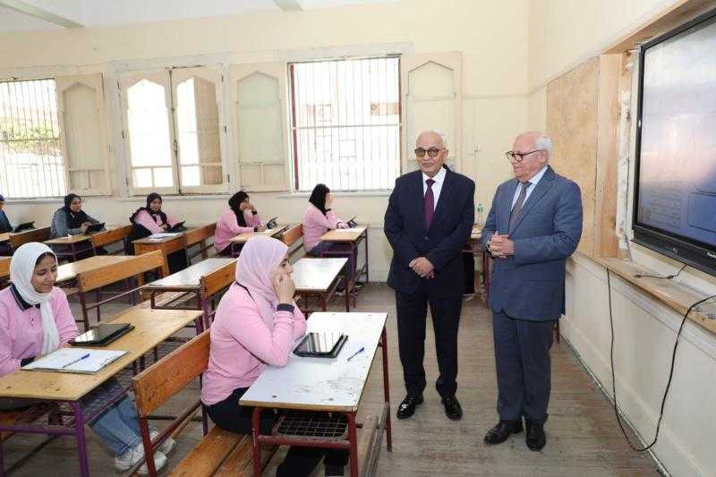 وزير التعليم يتعهد: امتحانات الثانوية العامة ستكون خالية من التعقيد والألغاز.. صور