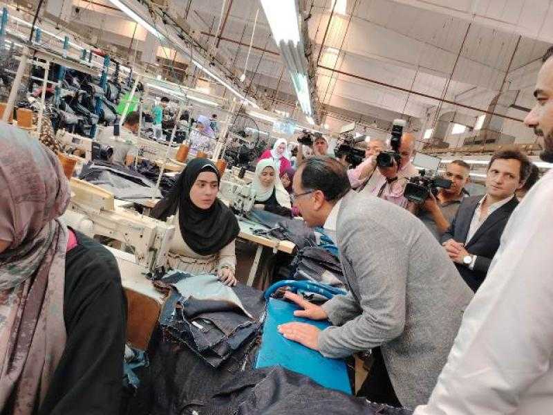 «مدبولي» يتفقد مصنع Emessa denim للملابس بمحافظة بني سويف.. صور
