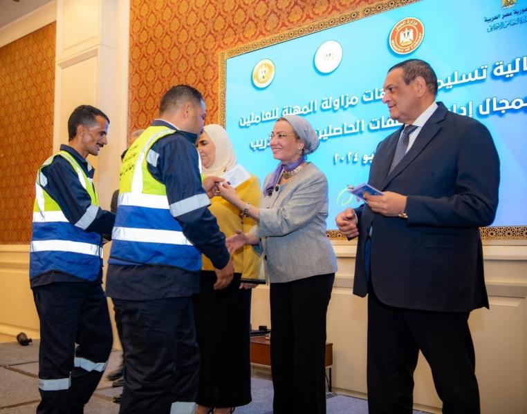 تقنين أوضاع العاملين بمجال إدارة المخلفات ودمجهم بالمرحلة الأولى من البرنامج التدريبى للعمالة غير المنتظمة
