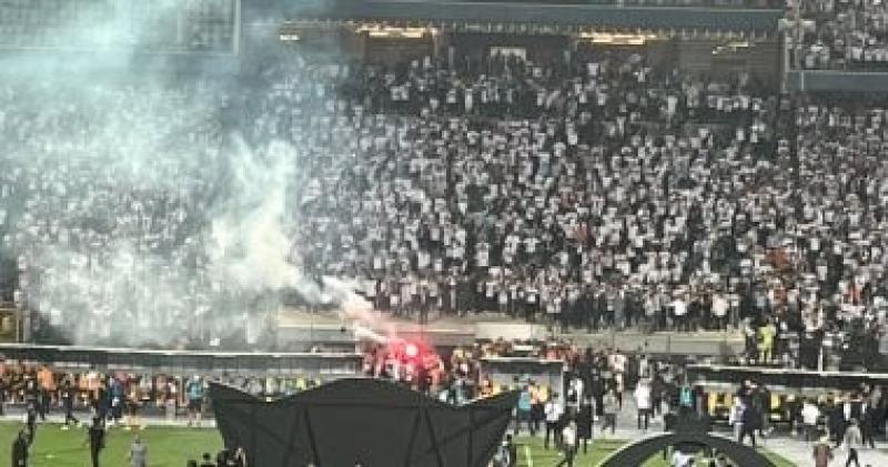 لاعبو الزمالك يحتفلون بالشماريخ مع الجماهير بعد التتويج بالكونفدرالية