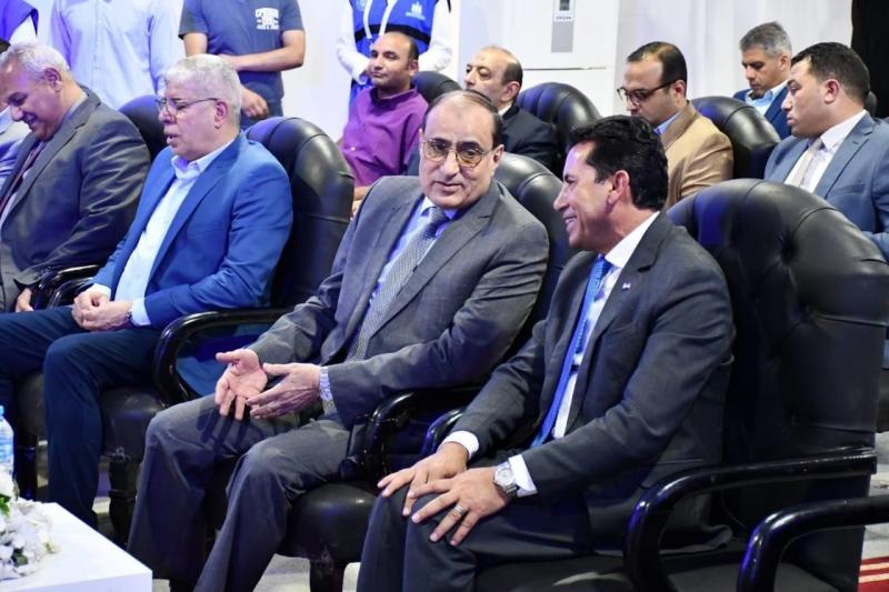 وزير الرياضة ومستشار الرئيس للتخطيط العمراني يشهدان استعراض تطوير منشآت استاد القاهرة الدولي