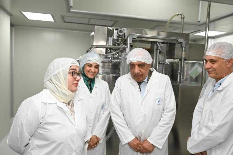 في زيارة ميدانية.. وزير قطاع الأعمال العام يتفقد مصانع الشركة العربية للأدوية (ادكو)