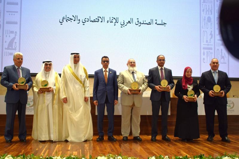 نائب وزير الإسكان يتسلم جائزة عبداللطيف الحمد التنموية عن مشروع إنشاء منظومة مياه مصرف بحر البقر