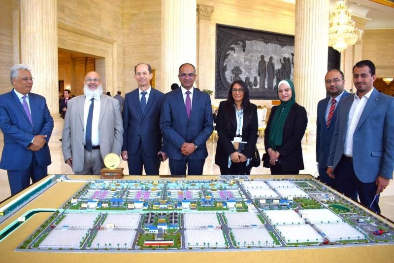 نائب وزير الإسكان يتسلم جائزة عبداللطيف الحمد التنموية عن مشروع إنشاء منظومة مياه مصرف بحر البقر