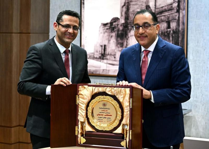 نقيب الصحفيين يقدم درع النقابة لرئيس الوزراء في لقاء لمناقشة سبل دعم الصحافة
