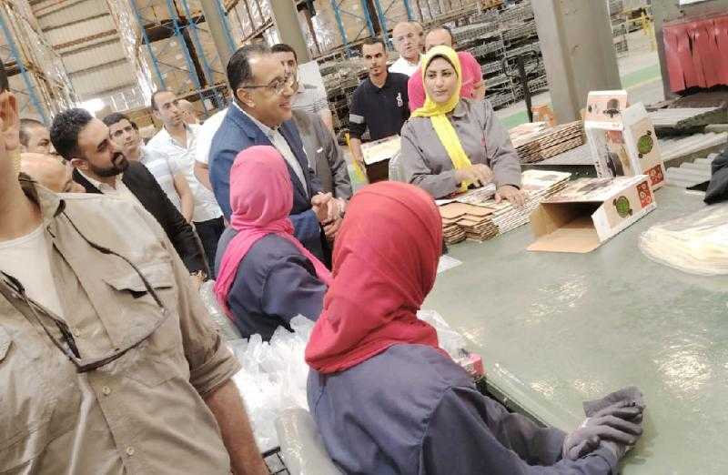 رئيس الوزراء يتفقد أحد مصانع الأدوات المنزلية في برج العرب بالإسكندرية.. صور