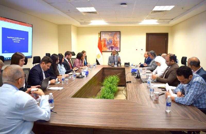وزير الإسكان يتابع موقف تنفيذ مشروعات المياه والصرف الجاري تنفيذها بالتعاون مع ”الاستثمار الأوروبي”