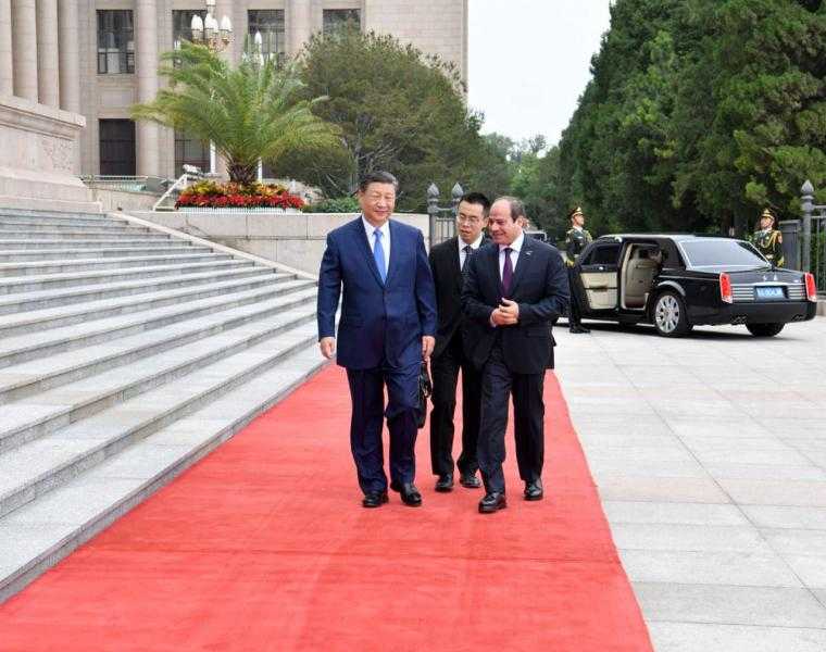 الرئيس السيسي يلتقي رئيس اللجنة الدائمة للمجلس الوطني لنواب الشعب الصيني