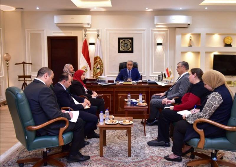 وزير العمل يلتقي سفير هولندا بالقاهرة لبحث التعاون في مجالات التدريب المهني