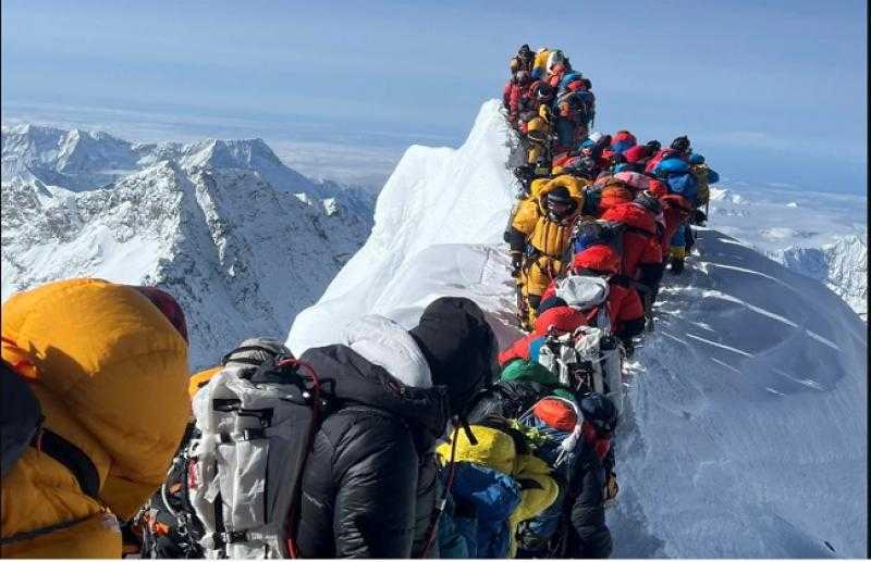 موسم تسلّق إيفرست أُقفل على 8 قتلى ومجموعة أرقام قياسية