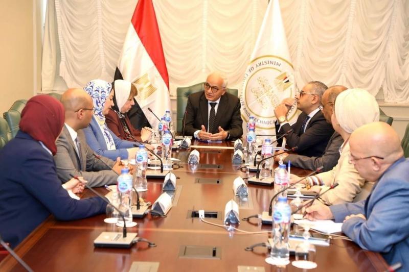 وزير التربية والتعليم يستعرض جهود تنفيذ مبادرة التربية الإيجابية مع قيادات الوزارة