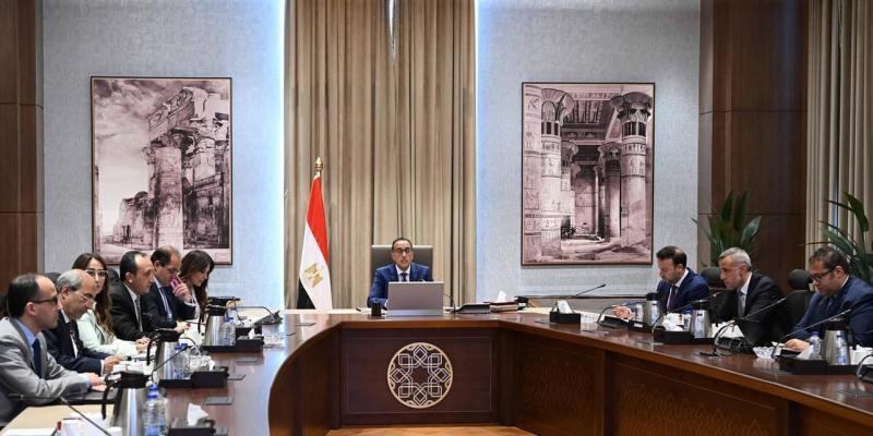 رئيس الوزراء يعقد اجتماعا مع أكثر من 200 مستثمر عالمى