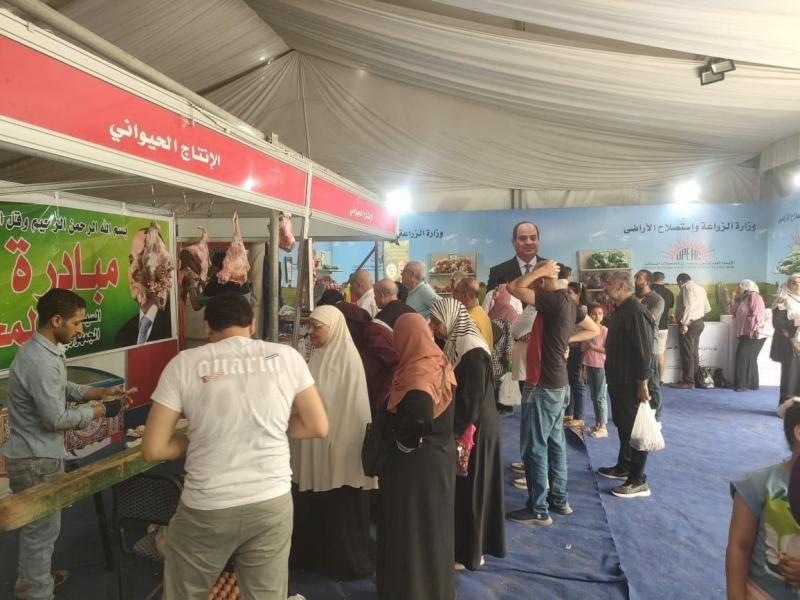 الزراعة: إقبال من المواطنين على معرض ”خير مزارعنا لاهالينا” بالمتحف الزراعي في الدقي