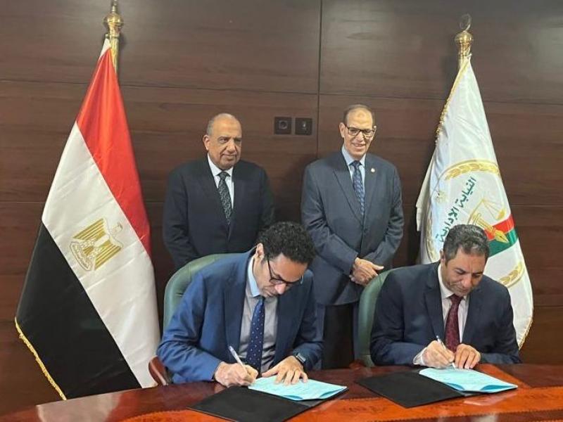 وزير قطاع الأعمال ورئيس هيئة النيابة الإدارية يشهدان توقيع عقد لاستغلال مبنى مملوك لشركة الصوت والضوء بأسوان