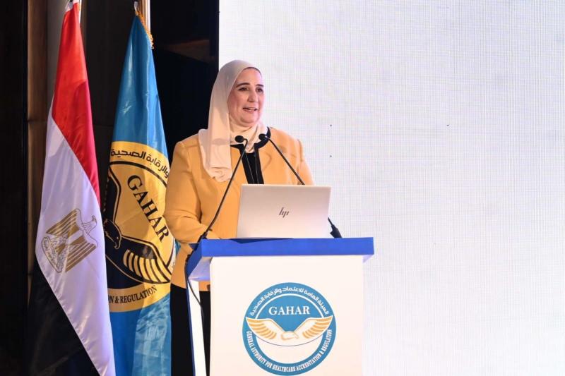 وزيرة التضامن الاجتماعي توجه بصرف المساعدات اللازمة لأسر ضحايا حادث انهيار مبنى سكني بميت غمر