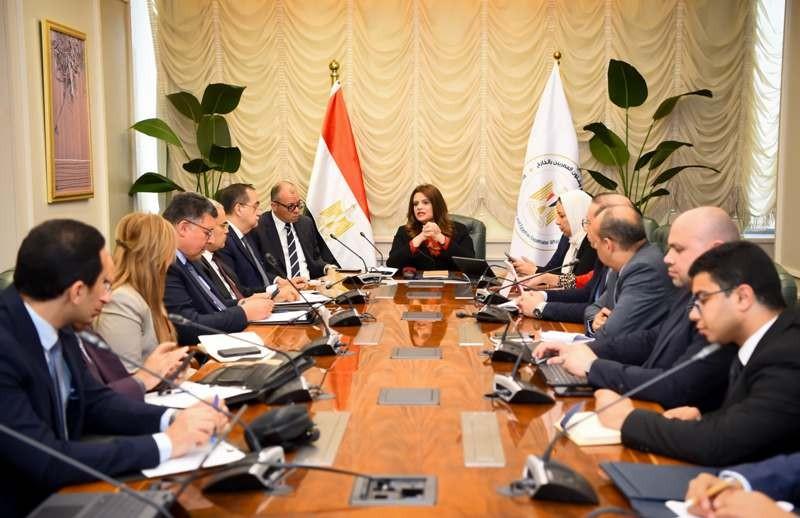 تدريب وفرص عمل بالداخل والخارج.. وزيرة الهجرة تترأس ثاني اجتماعات «اللجنة العليا»
