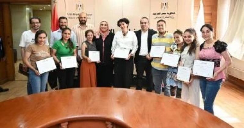 وزيرة التضامن تكرم أبطال فيلم ”رفعت عينى للسماء” الحاصل جائزة مهرجان كان