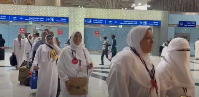 بعثة حج الداخلية تستقبل آخر أفواج حجاج القرعة.. فيديو