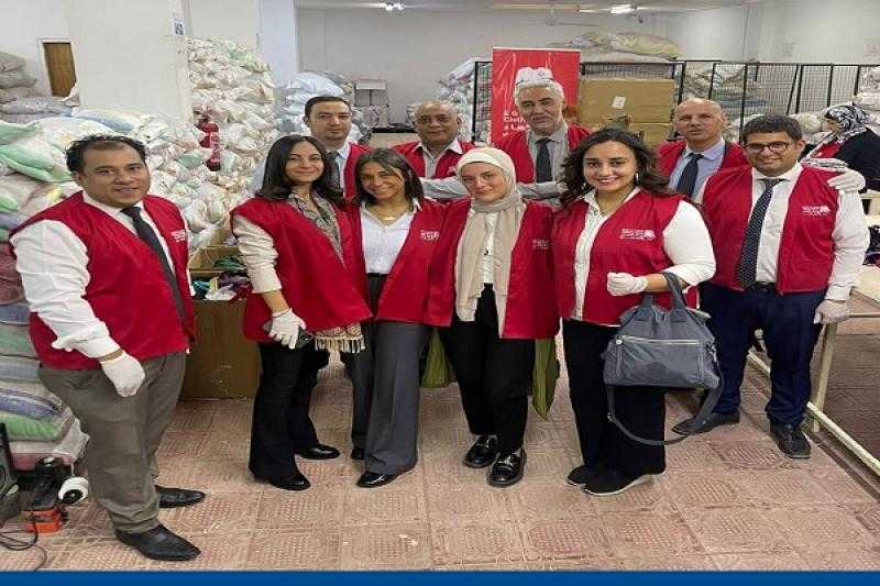 موظفو بنك الكويت الوطني يزورون بنك الكساء المصري للتبرع بملابس العيد للأسر الأكثر احتياجاً «صور»