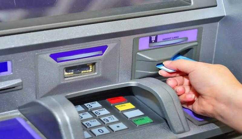 استعدادات مكثفة للبنوك لتغذية ماكينات الصراف الآلي بالنقدية قبل إجازة العيد