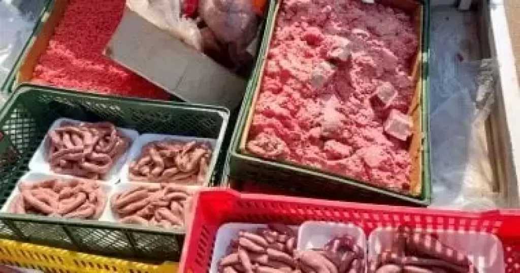 ضبط لحوم بلدية مذبوحة خارج المجازر الحكومية وأخرى مجمدة فاسدة في حملات تموينية بكفرالشيخ