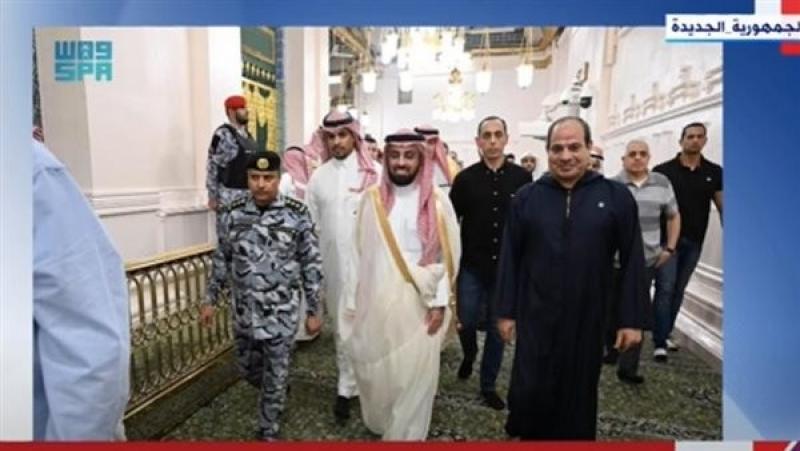 الرئيس السيسي يصلي في المسجد النبوي الشريف