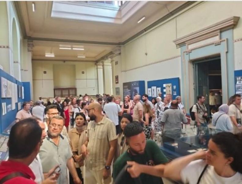 مئات السياح يتوافدون على زيارة المتحف المصري والأهرامات.. صور