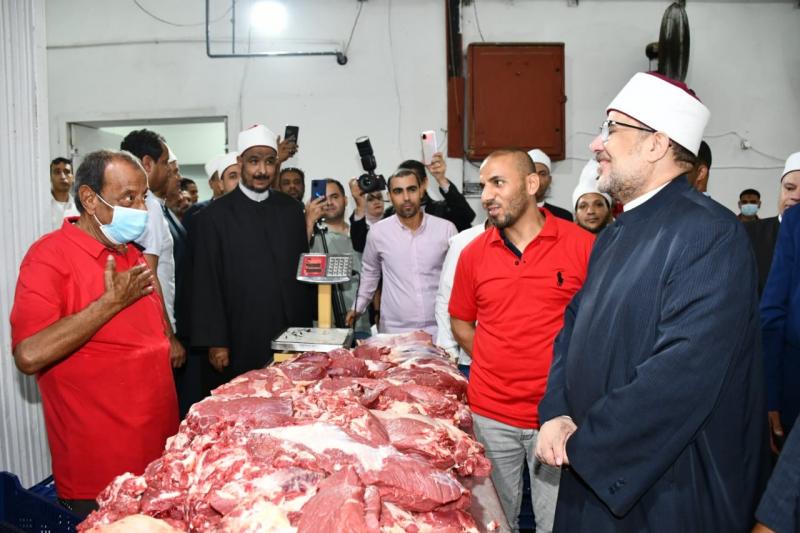 وزير الأوقاف يشهد انطلاق توزيع الدفعة الأولى من لحوم الأضاحي من مجزر البساتين.. صور