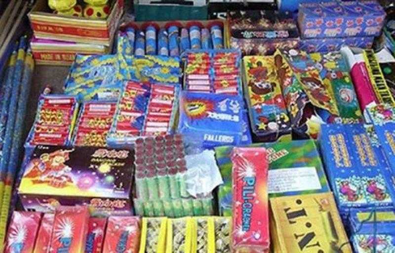 حبس ربة منزل وعامل لحيازتهما ألعابًا نارية في الشروق