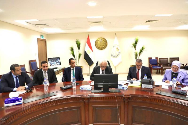 تم ضبطها مع طالب الثانوية العامة بسوهاج.. ننشر صورة السماعة وشريحة الاتصال