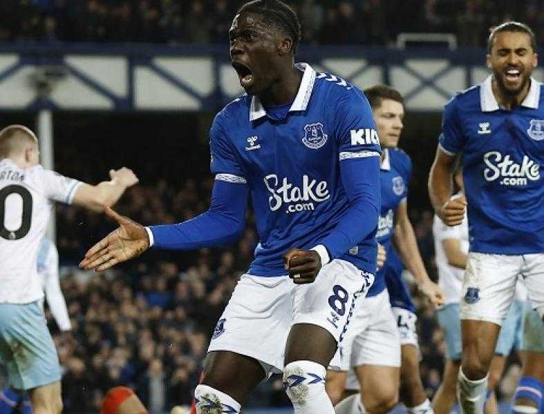 نيوكاسل يقترب من ضم موهبة إيفرتون في الصيف