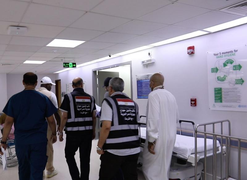 رئيس بعثة الحج الرسمية يتفقد حالة الحجاج المصريين المحجوزين بمستشفيات مكة المكرمة