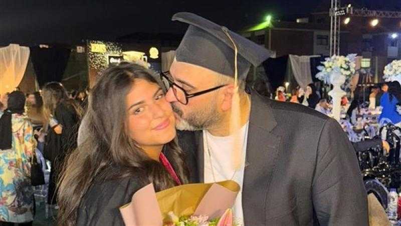 أكرم حسني يحتفل بتخرج ابنته روبا