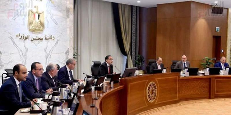 رئيس الوزراء يعرب عن تطلعه إلى التعاون مع الشركات الفرنسية في مجال توطين صناعة السيارات الكهربائية