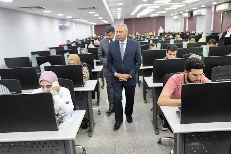 وزير النقل يتفقد أعمال امتحان المتقدمين في مسابقة شغل وظائف مهندسين ومحاسبين بالهيئة القومية للأنفاق| صور