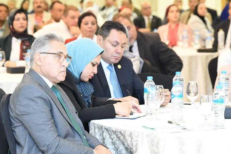 خلال الحوار الوطني حول تنفيذ مبادرة ١٠٠ مليون شجرة.. وزيرة البيئة تناقش امكانية تعزيز زيادة المسطحات الشجرية