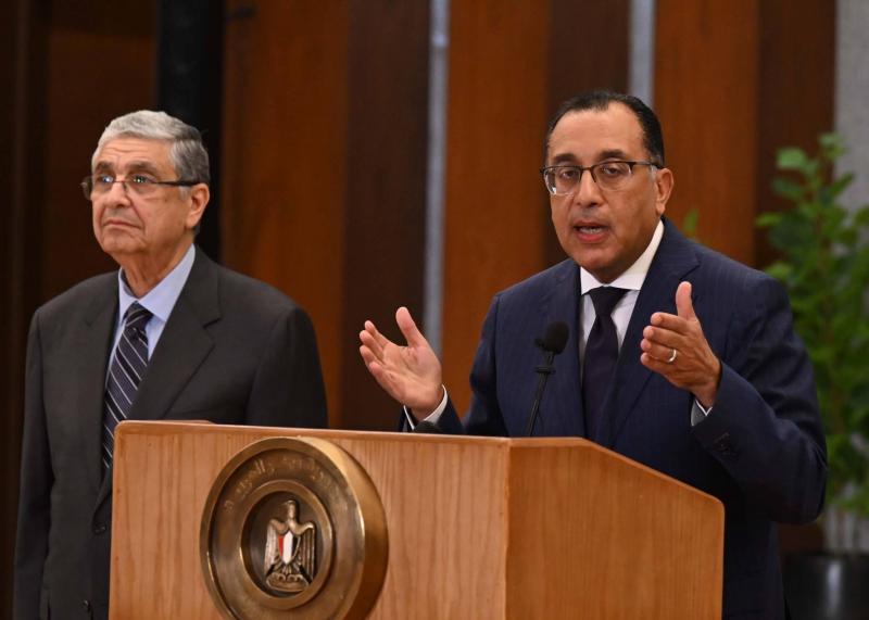 رئيس الوزراء: نناقش غلق المحلات التجارية والمولات من العاشرة مساء