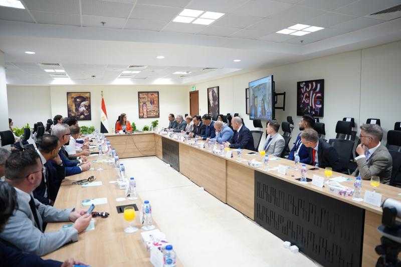 وزيرة التخطيط تبحث فرص الاستثمار مع 50 شركة بريطانية