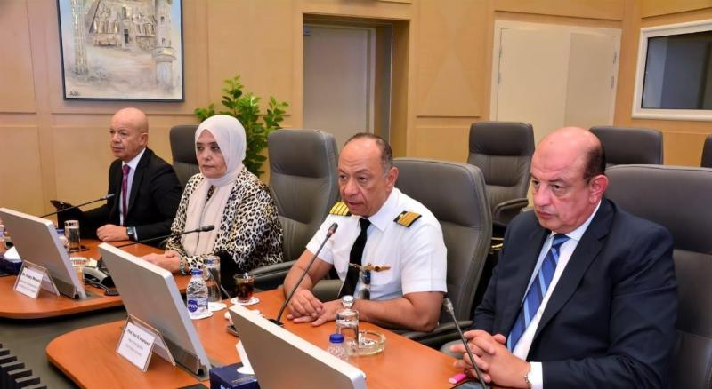 وزير الطيران المدنى يلتقي بنائب السفير البريطانى ورئيس غرفة التجارة المصرية البريطانية