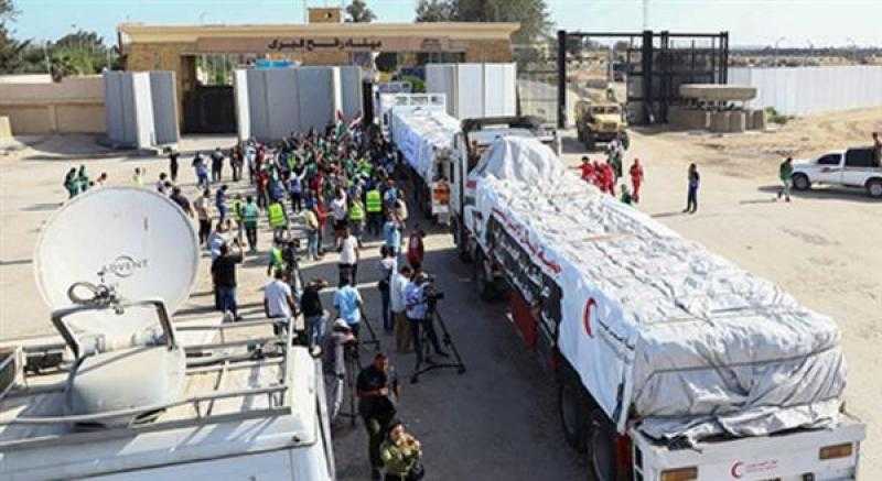 ”التموين” ترسل 106 شاحنات بحمولة 305 أطنان محملة بمواد إغاثية لقطاع غزة