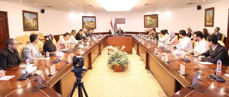 وزير الاتصالات يكرم الشباب الفائزين فى مسابقة هواوى العالمية لتكنولوجيا المعلومات