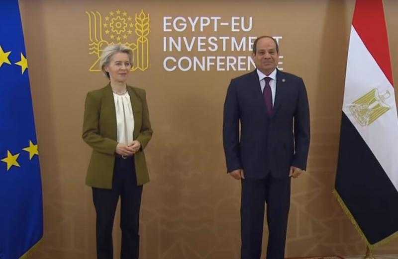 الرئيس السيسي ورئيسة المفوضية الأوروبية يلتقطان صورة تذكارية قبيل انطلاق مؤتمر الاستثمار المصري ـ الأوروبي