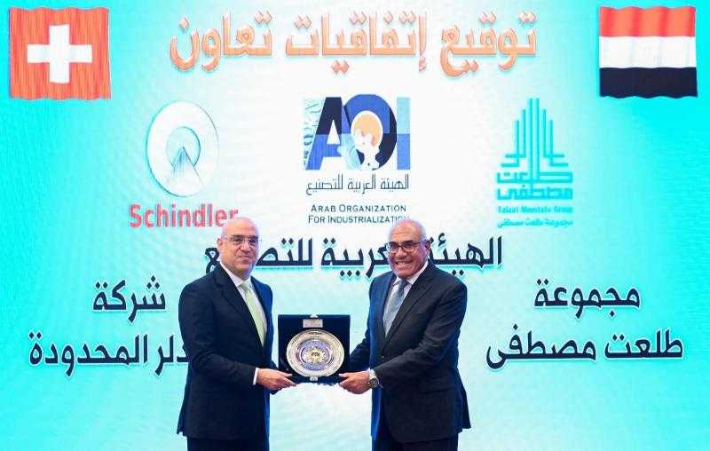 وزير الإسكان يتسلم درع الهيئة العربية للتصنيع ويؤكد: توجيهات الرئيس تؤكد تعظيم الاعتماد على المنتجات المحلية