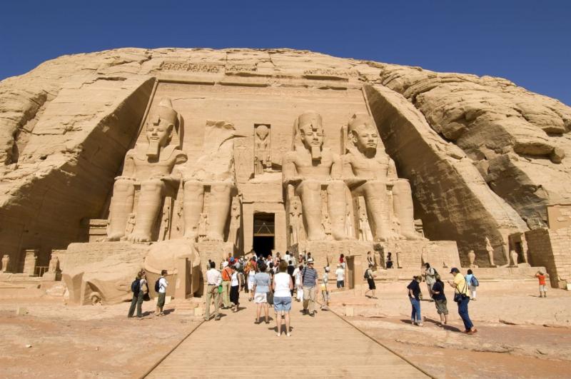 مصر تستقبل 7.069 مليون سائح في 6 أشهر وتحقق إيرادات 6.6 مليار دولار في 70.2 مليون ليلة سياحية