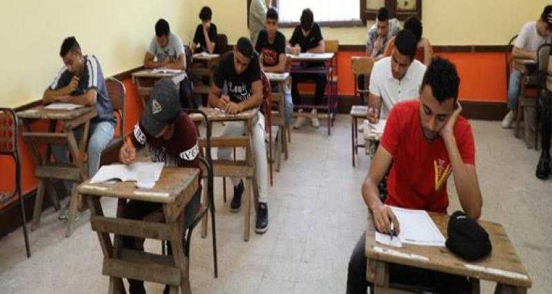 طلاب الثانوية العامة يؤدون امتحان الكيمياء والجغرافيا.. غدا