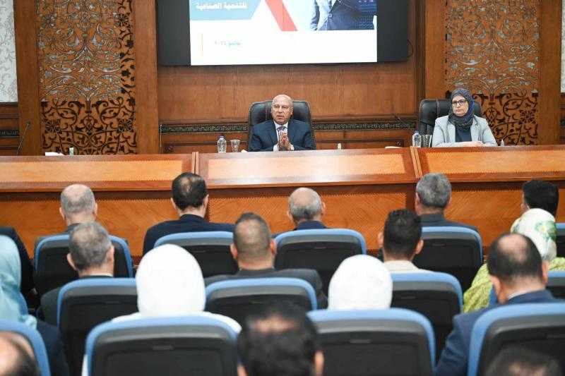 كامل الوزير يزور هيئة التنمية الصناعية ويؤكد تشجيع الاستثمار في القطاع الصناعي