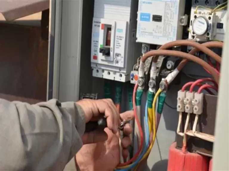 شرطة الكهرباء تضبط 520 قضية سرقة تيار ومخالفات في 4 أيام