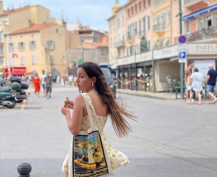 جميلة عوض وسط شوارع فرنسا في أحدث ظهور لها