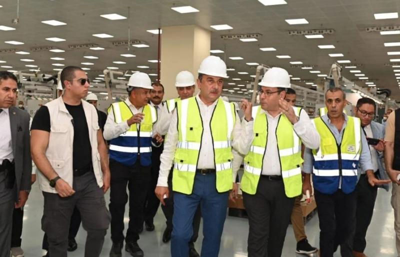 في أولى جولاته الميدانية.. وزير قطاع الأعمال العام يتفقد مصانع غزل المحلة.. صور