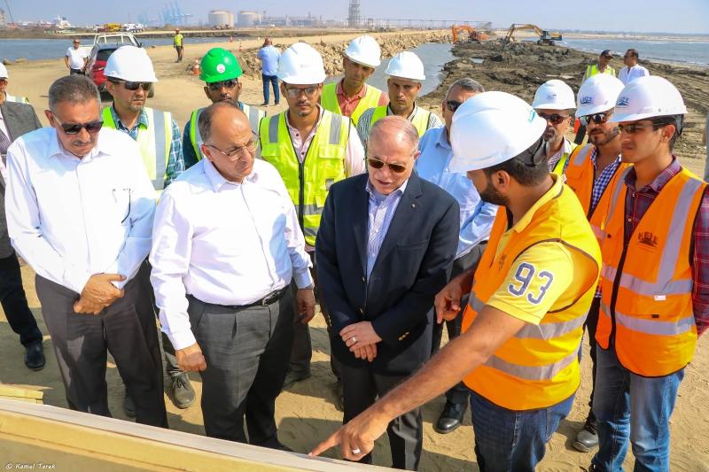 نائب وزير النقل يتفقد مشروعات التطوير بميناء دمياط.. صور